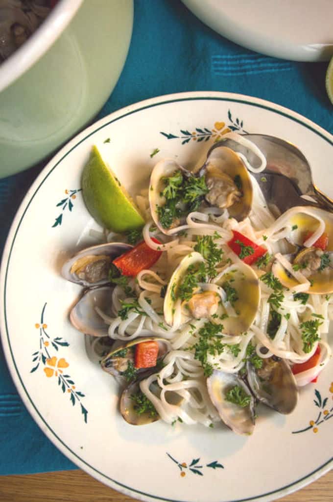 Clams with Peppers over Rice Noodles | mygutfeeling.eu