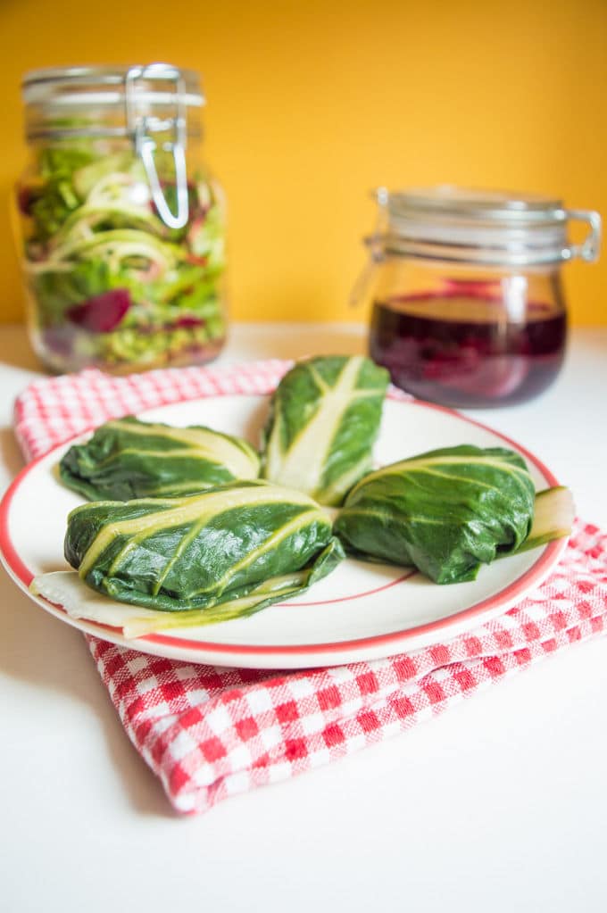 Stuffed Chard with Salad in a Jar + Quick Pickled Beets / mygutfeeling.eu #vegan