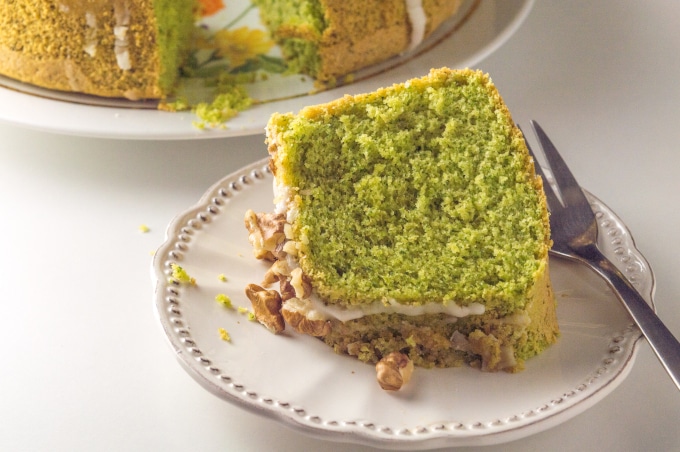Fatia de bolo verde num prato