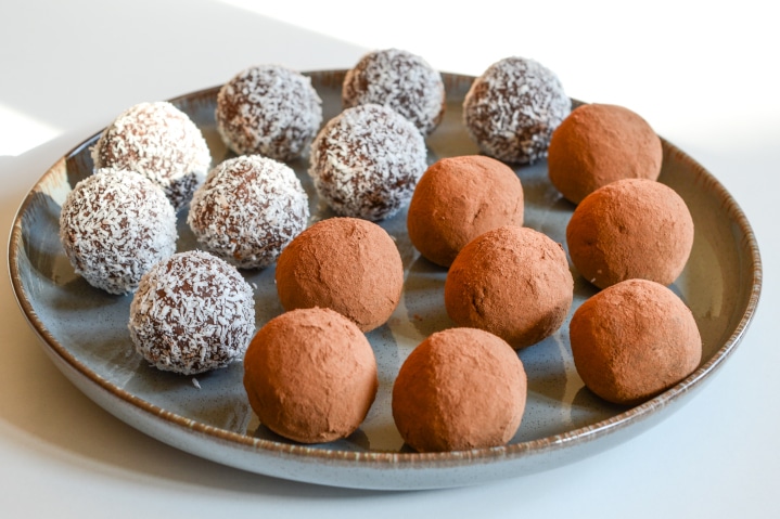 low fodma chocolate truffles with cocoa and coconut toppings
